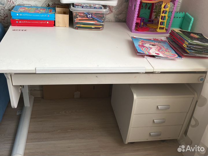 Парта с тумбой и стул