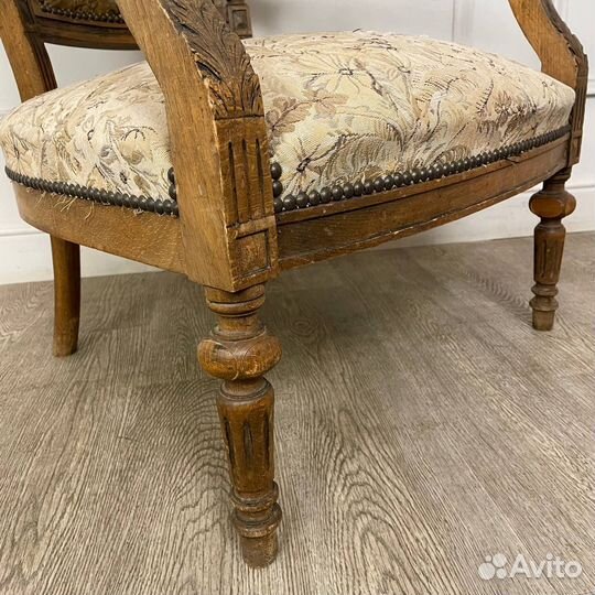 Старинное низкое кресло в стиле Людовика XVI