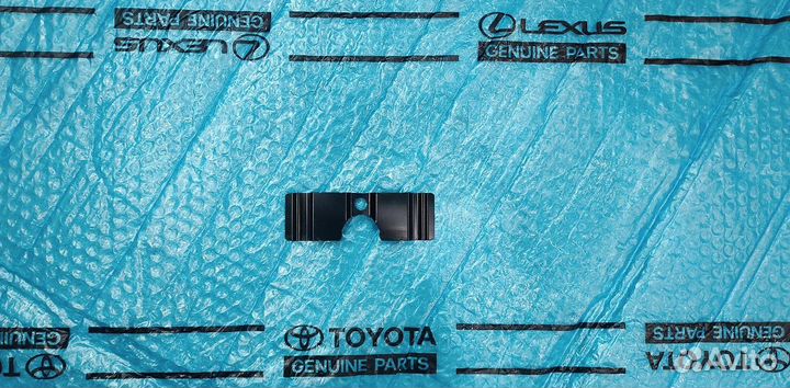 Кронштейн Toyota, Lexus 63138-12011 Новый оригинал