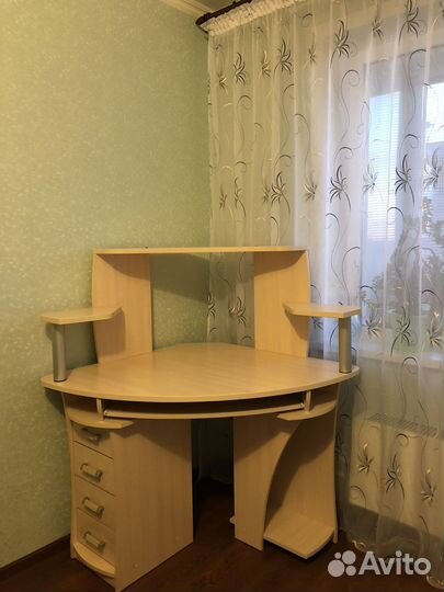 Угловой письменный стол