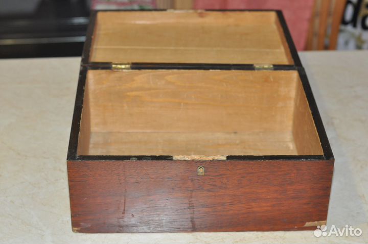 Старинная антикварная шкатулка из красного дерева