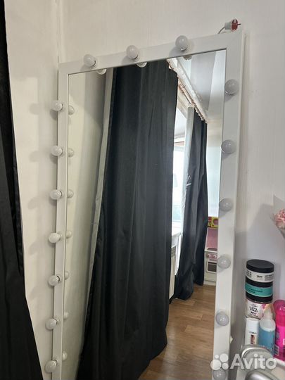 Большое зеркало с подсветкой