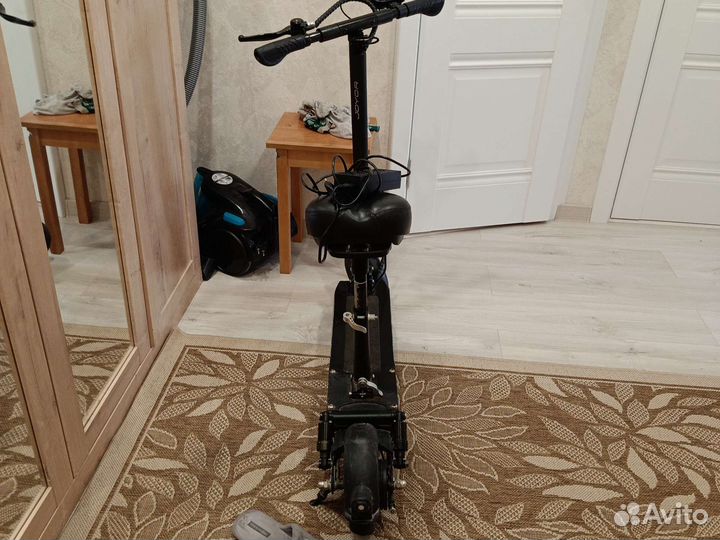 Электронный самокат с сиденьем и с зарядкой