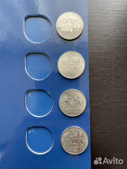 Лот - 2 памятные купюры по 100, 4 монеты по 25