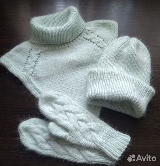 Комплект вязанных вещей
