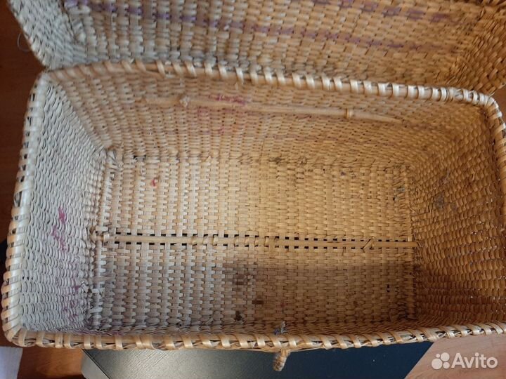 Плетеный соломенный чемодан
