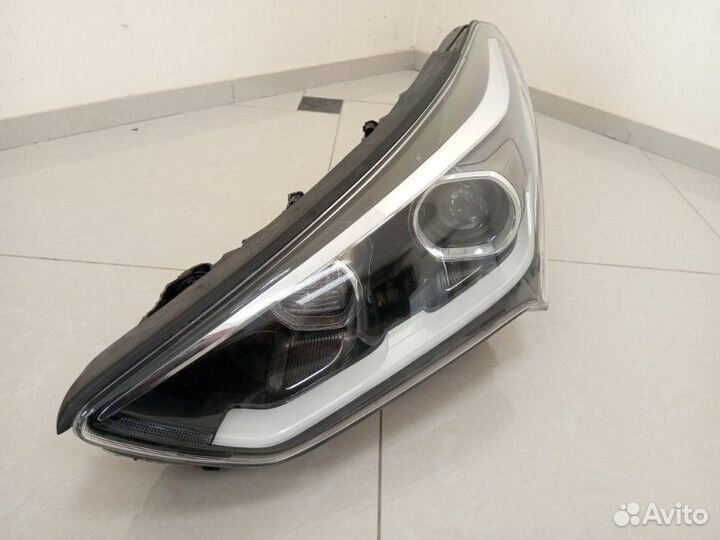 Фара ксеноновая передняя левая Hyundai Grand Santa