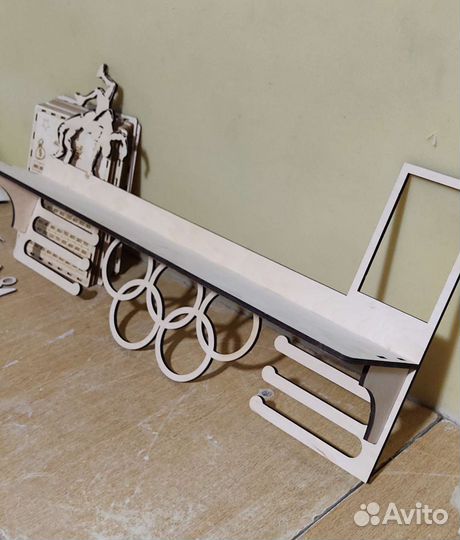 Медальница с полкой