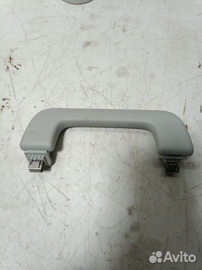 Ручка потолочная правая Skoda Superb 2