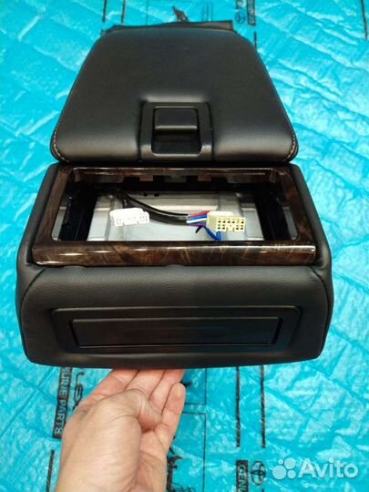 Подлокотник Camry 55 задний NEW