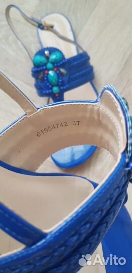 2 пары босоножек