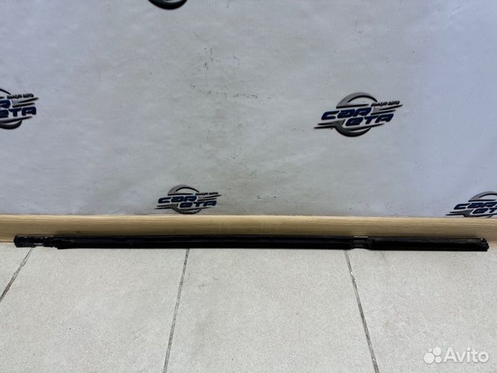 Уплотнитель стекла двери задний левый Nissan