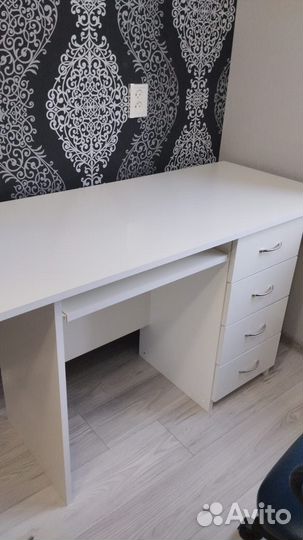 Компьютерное кресло и стол