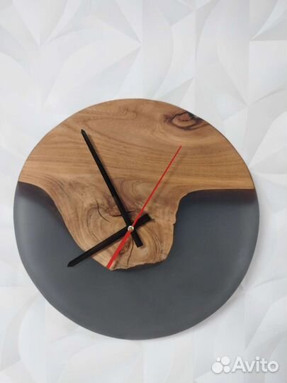Настенные часы из дерева и эпоксидной смолы