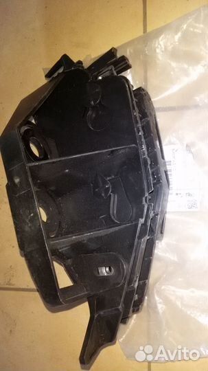 Кронштейн переднего крыла правый Peugeot 308