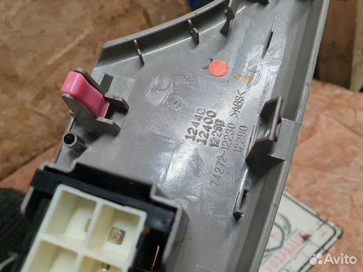 Блок (кнопка) стеклоподьемник задняя левая Toyota