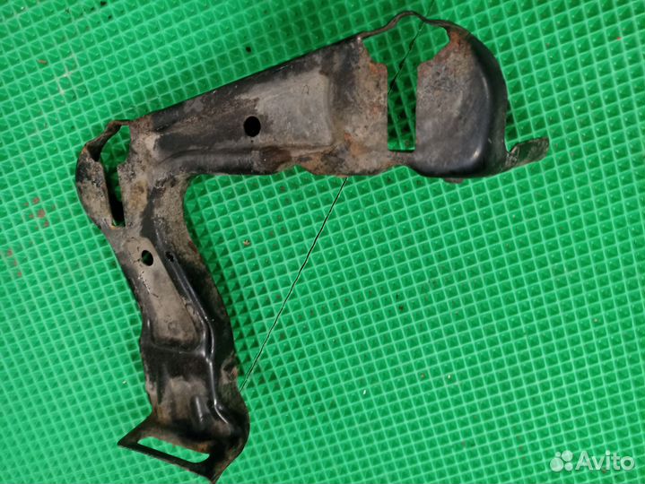 Кронштейн левой фары Skoda Octavia A5