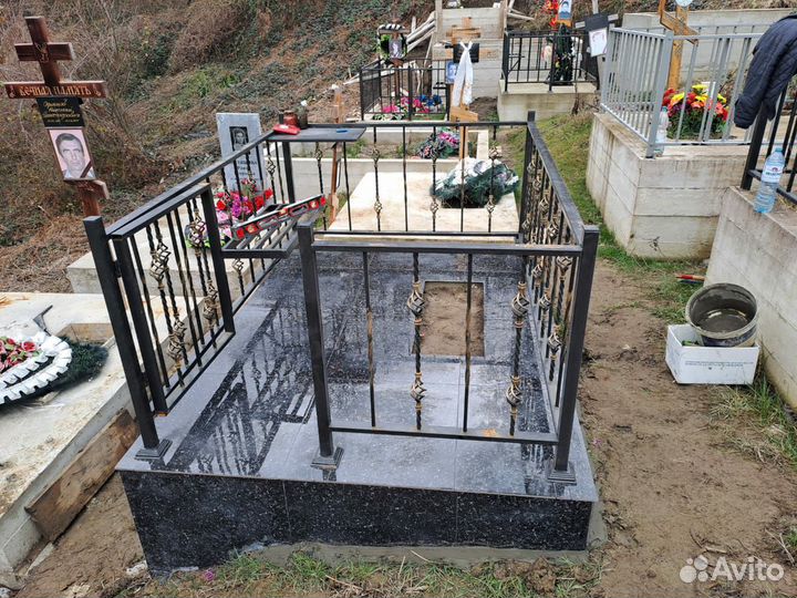 Ограды на кладбище, крыши. Металл и ковка