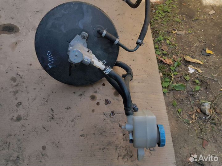 Вакумный уселитель тормазов на Nissan Tino