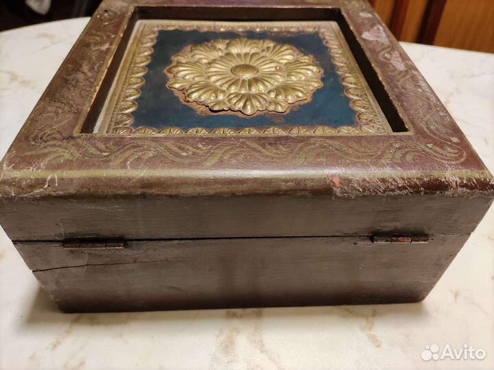 Деревянная старинная шкатулка