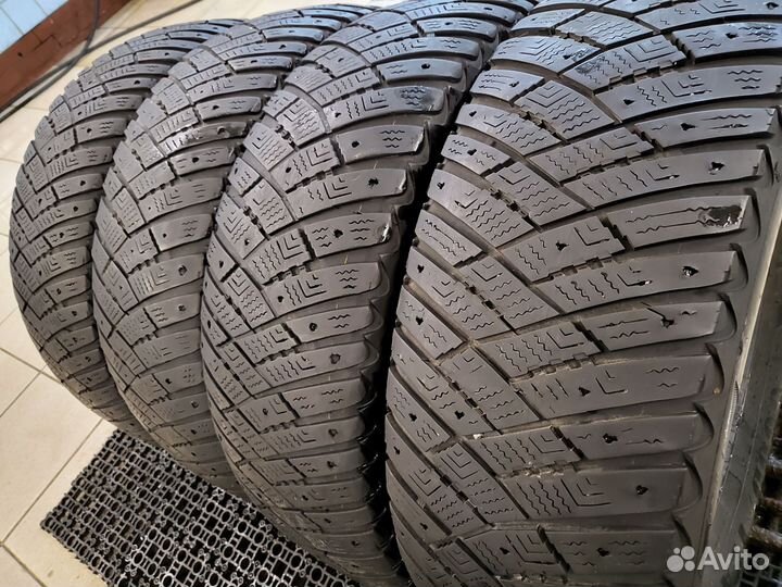 Goodyear Ultragrip Ice Arctic 215/65 R16 98T