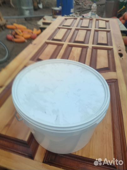 Ведра с крышкой и металлической ручкой