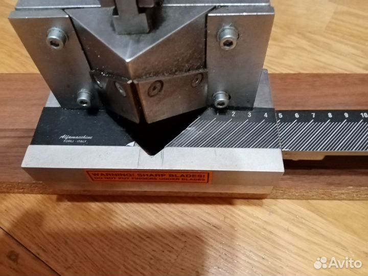 Настольная гильотинаMini-Mitre с линейкой на 100см