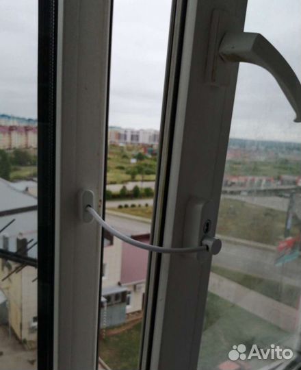 Замок на окна с тросиком, детская безопасность