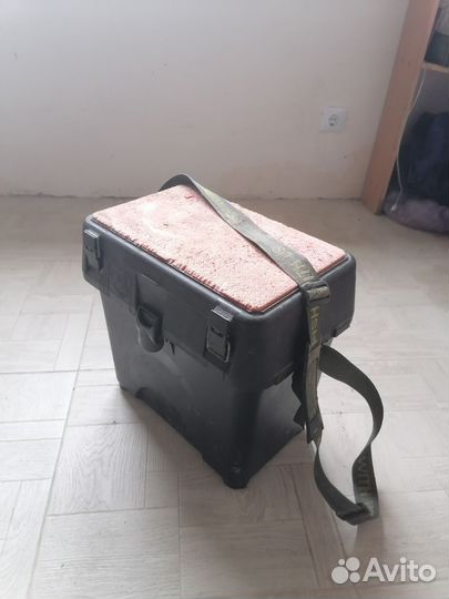 Зимний рыболовный ящик и бур