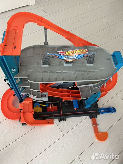 Трек парковка Hot Wheels Ultimate