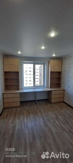 Стол с с двумя тумбами и пеналами