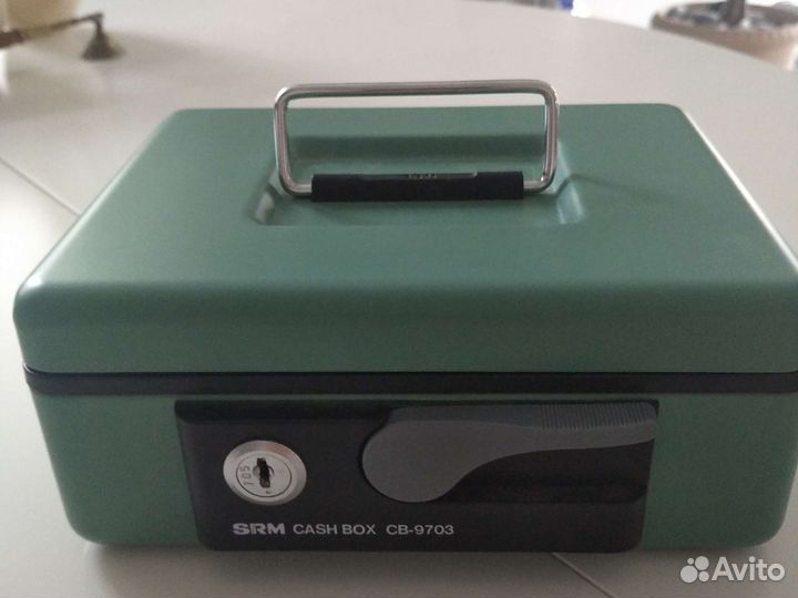 Металлический ящик для хранения денег и ценностей