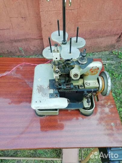 Промышленный оверлок 51 класса (на 4 нитки)