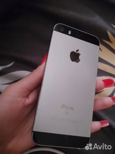 Телефон iPhone SE