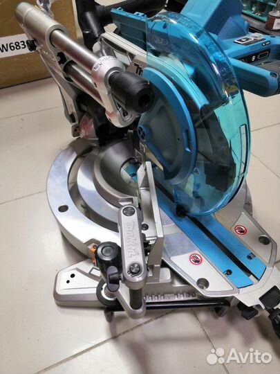 Торцовочная пила Makita DLS 111 ZU