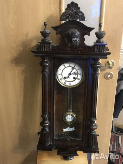 Старинные настенные механические часы с боем
