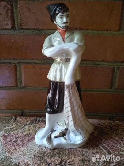 Статуэтка фарфор рыбак