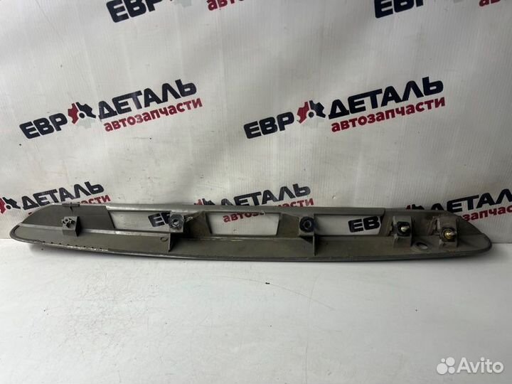 Накладка двери багажника Mazda 323 хетчбек 1.5