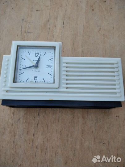 Механические часыбудильник наири винтаж СССР