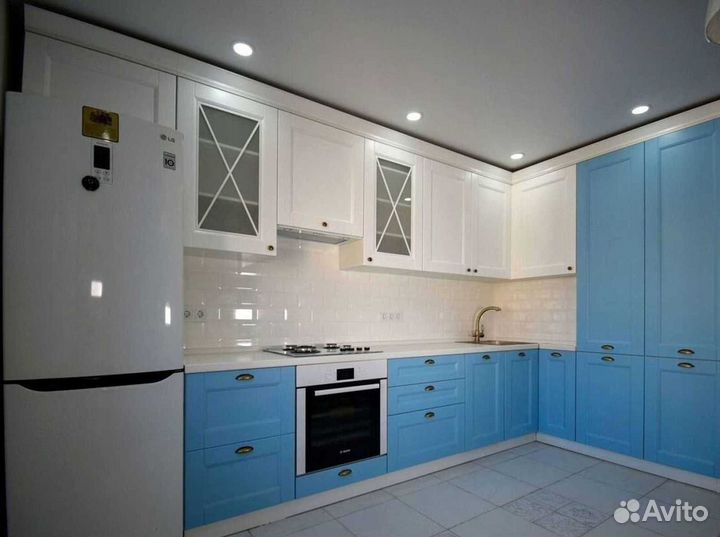 Кухонный гарнитур с каменным островом