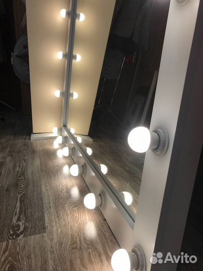 Гримерное зеркало с лампочками