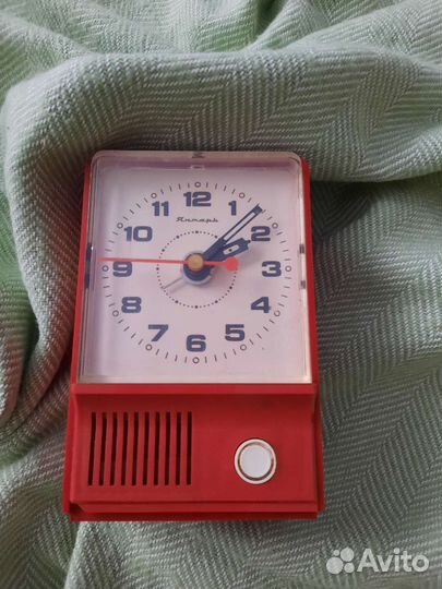 Часы будильник СССР янтарь