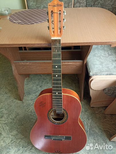 Акустическая гитара 