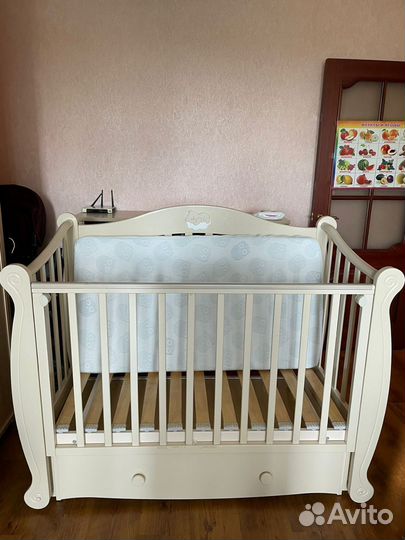 Детская кроватка с маятником и ящиком