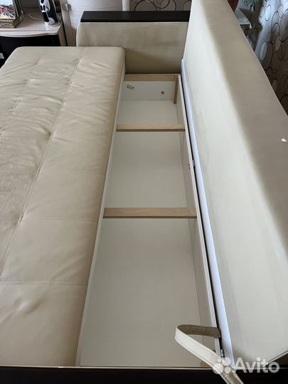 Кожаный диван