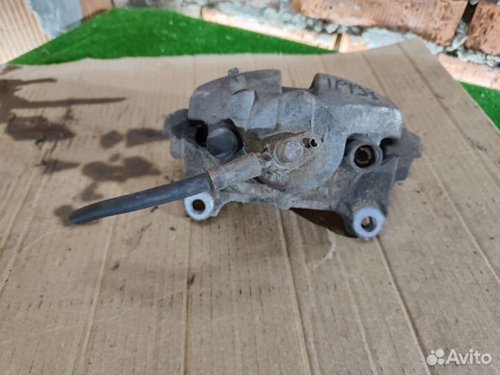 Суппорт передний левый Volkswagen Passat B6