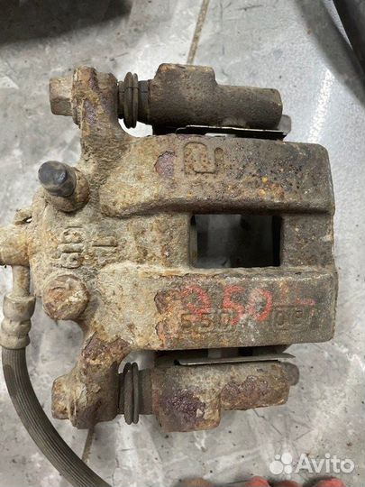 Суппорт тормозной задний левый Infiniti Q50