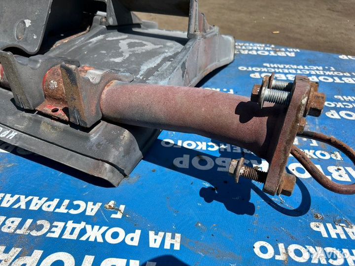 Крепление брызговика. Iveco Eurotrakker 2005