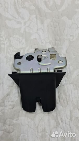 Замок двери багажника Ауди Q5 8R0827505A