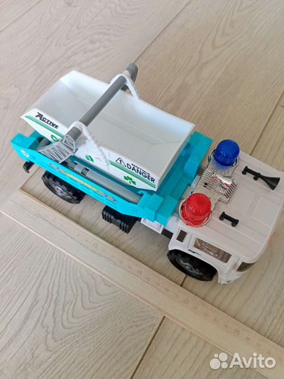 Грузовик с контейнером с сиреной и мигалками